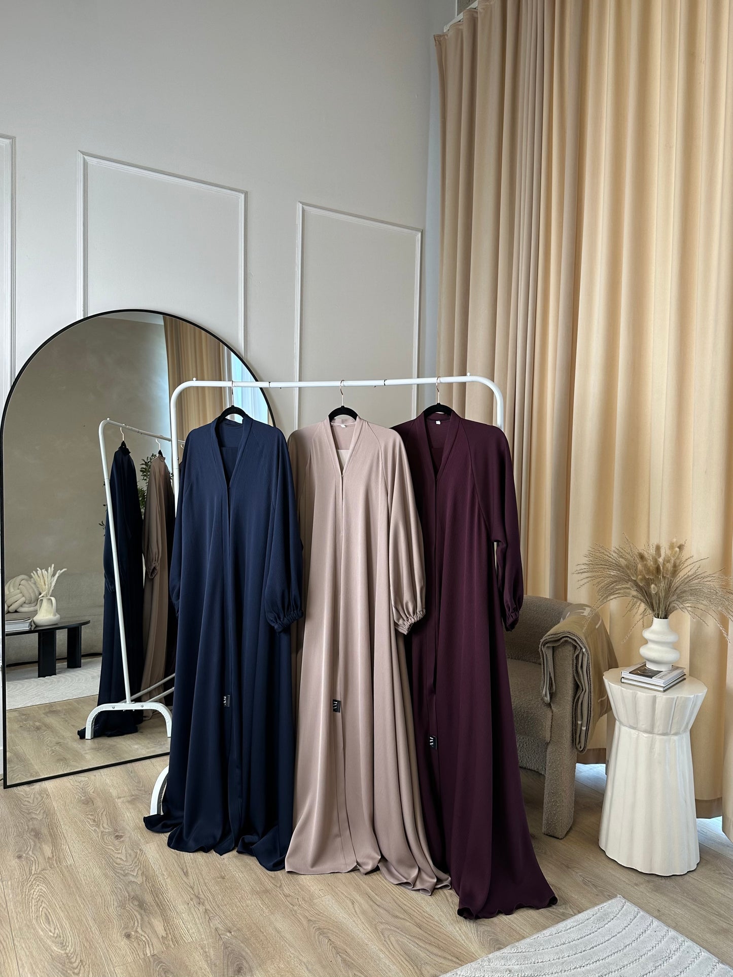 Liyana - Flowy open abaya with cuffed sleeves (Navy)