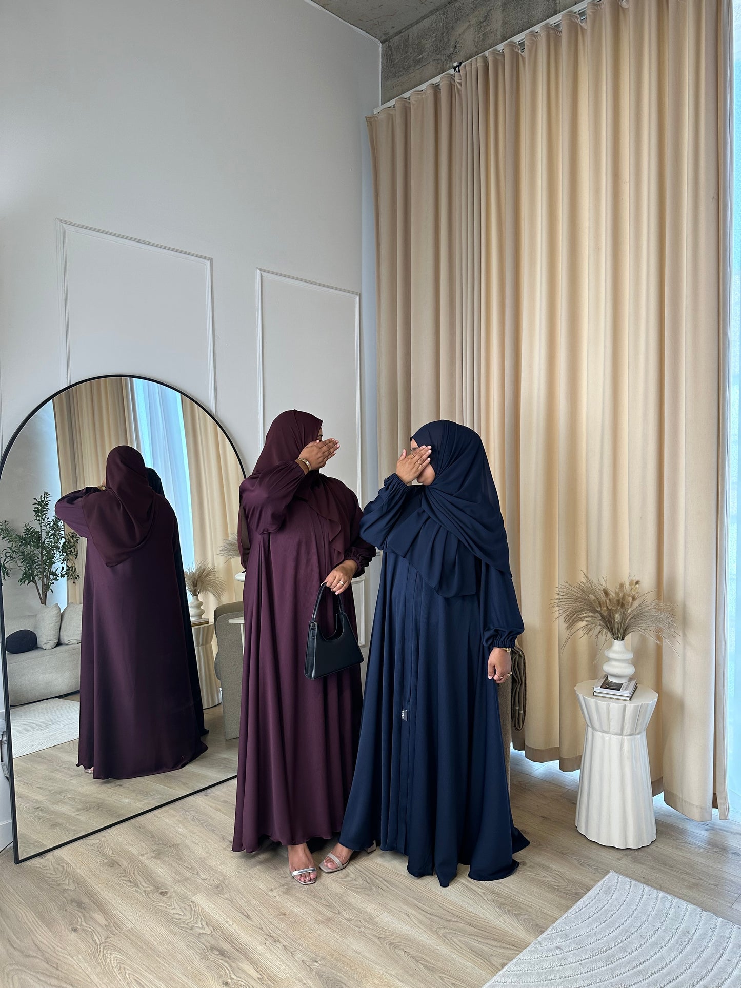 Liyana - Flowy open abaya with cuffed sleeves (Navy)