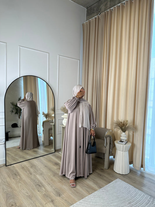 Liyana - Flowy open abaya with cuffed sleeves (Nude)