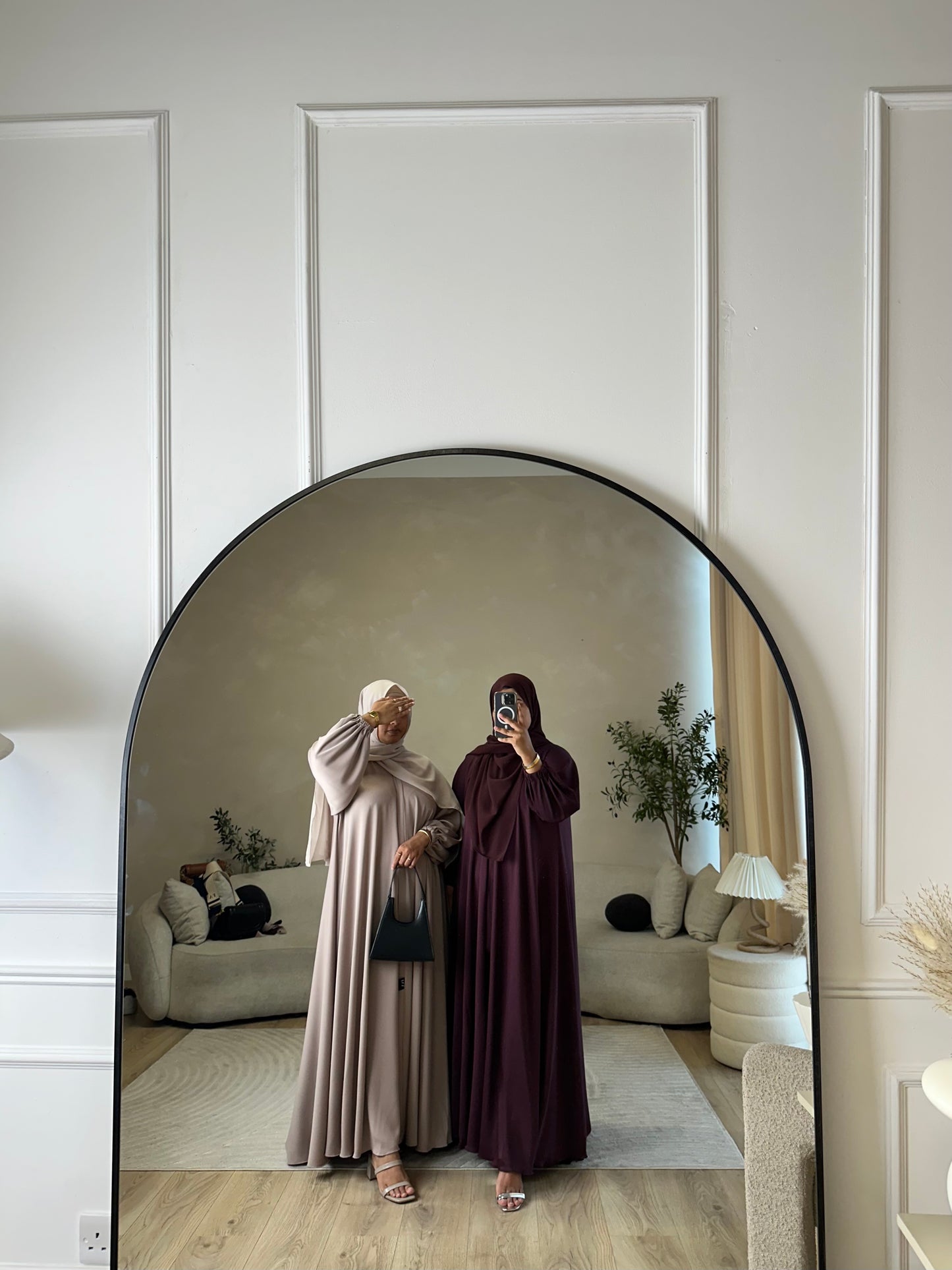 Liyana - Flowy open abaya with cuffed sleeves (Plum)