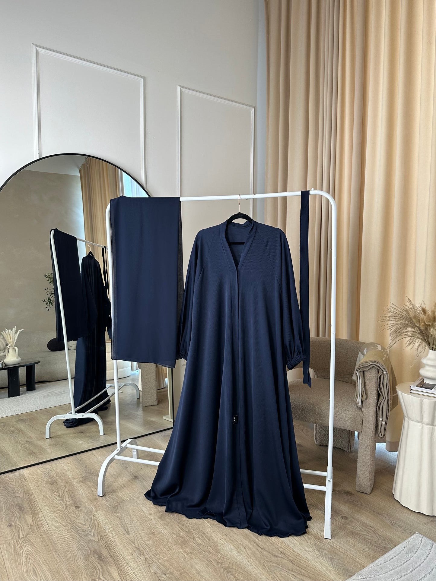 Liyana - Flowy open abaya with cuffed sleeves (Navy)