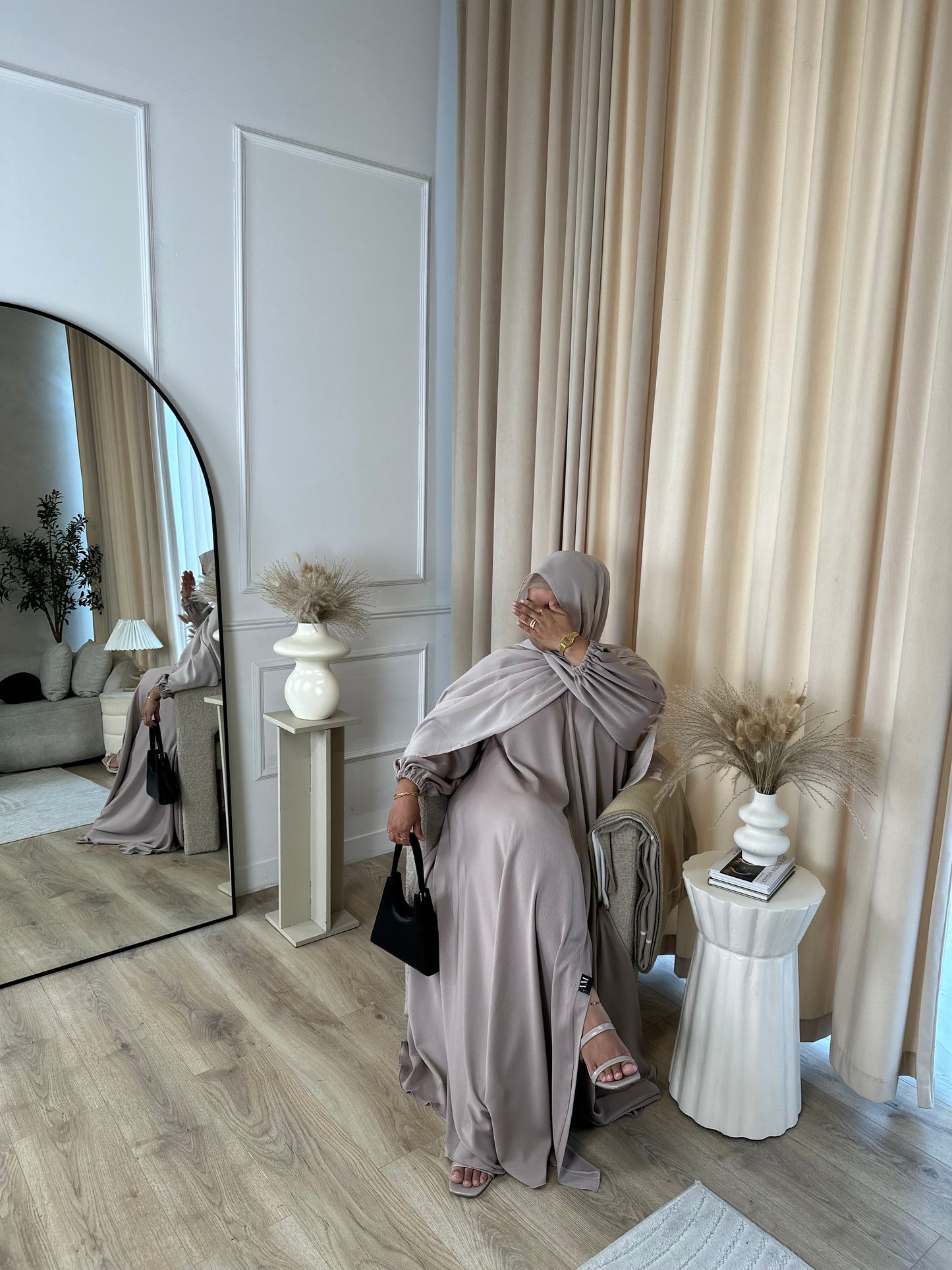 Liyana - Flowy open abaya with cuffed sleeves (Nude)