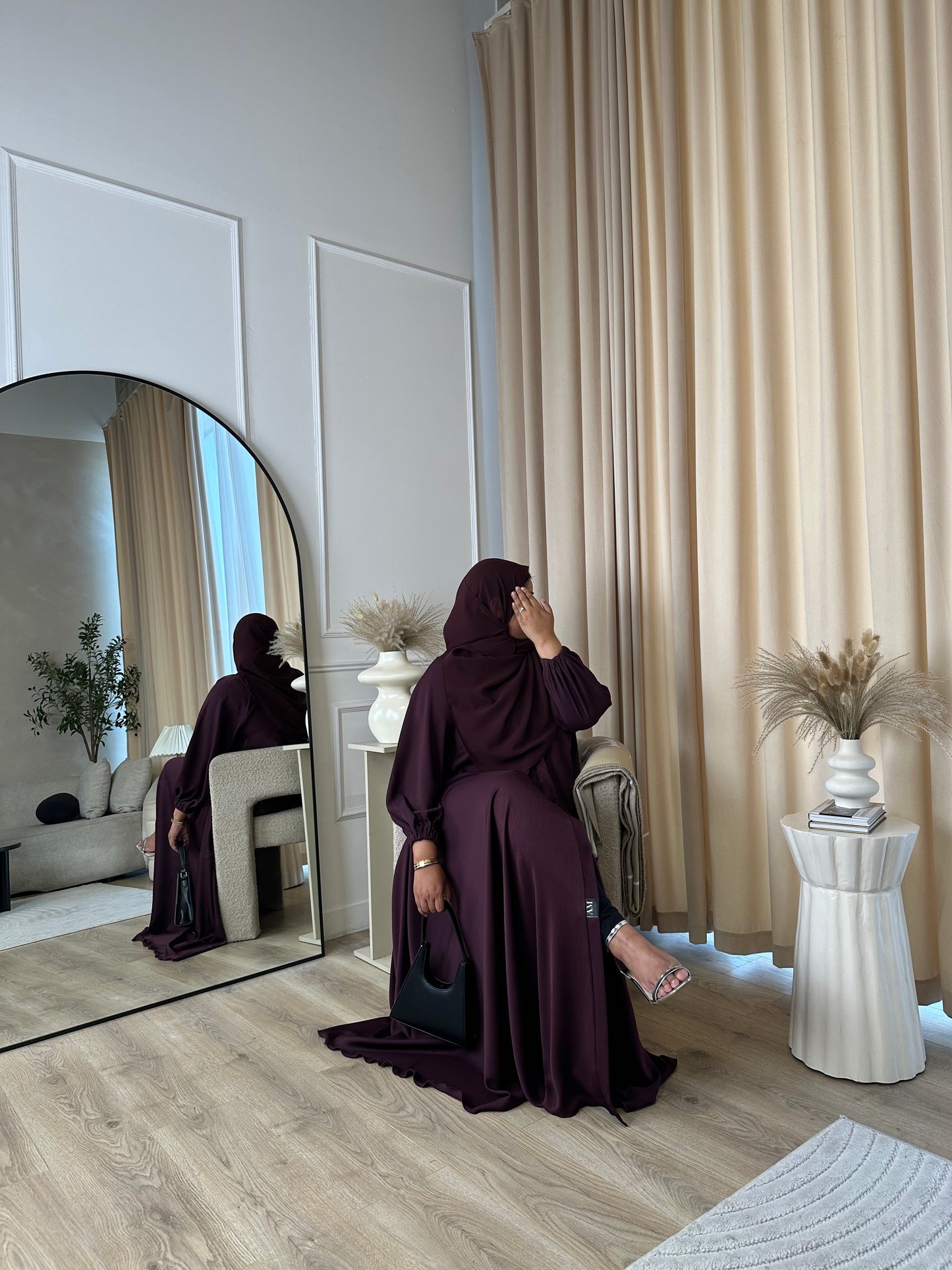 Liyana - Flowy open abaya with cuffed sleeves (Plum)