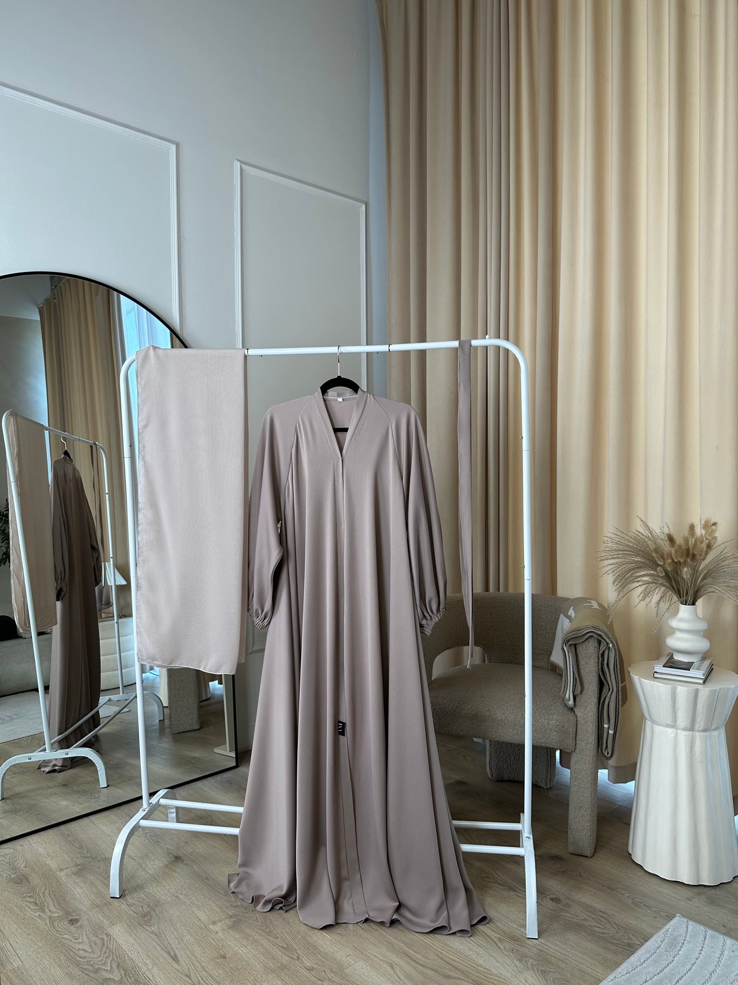 Liyana - Flowy open abaya with cuffed sleeves (Nude)