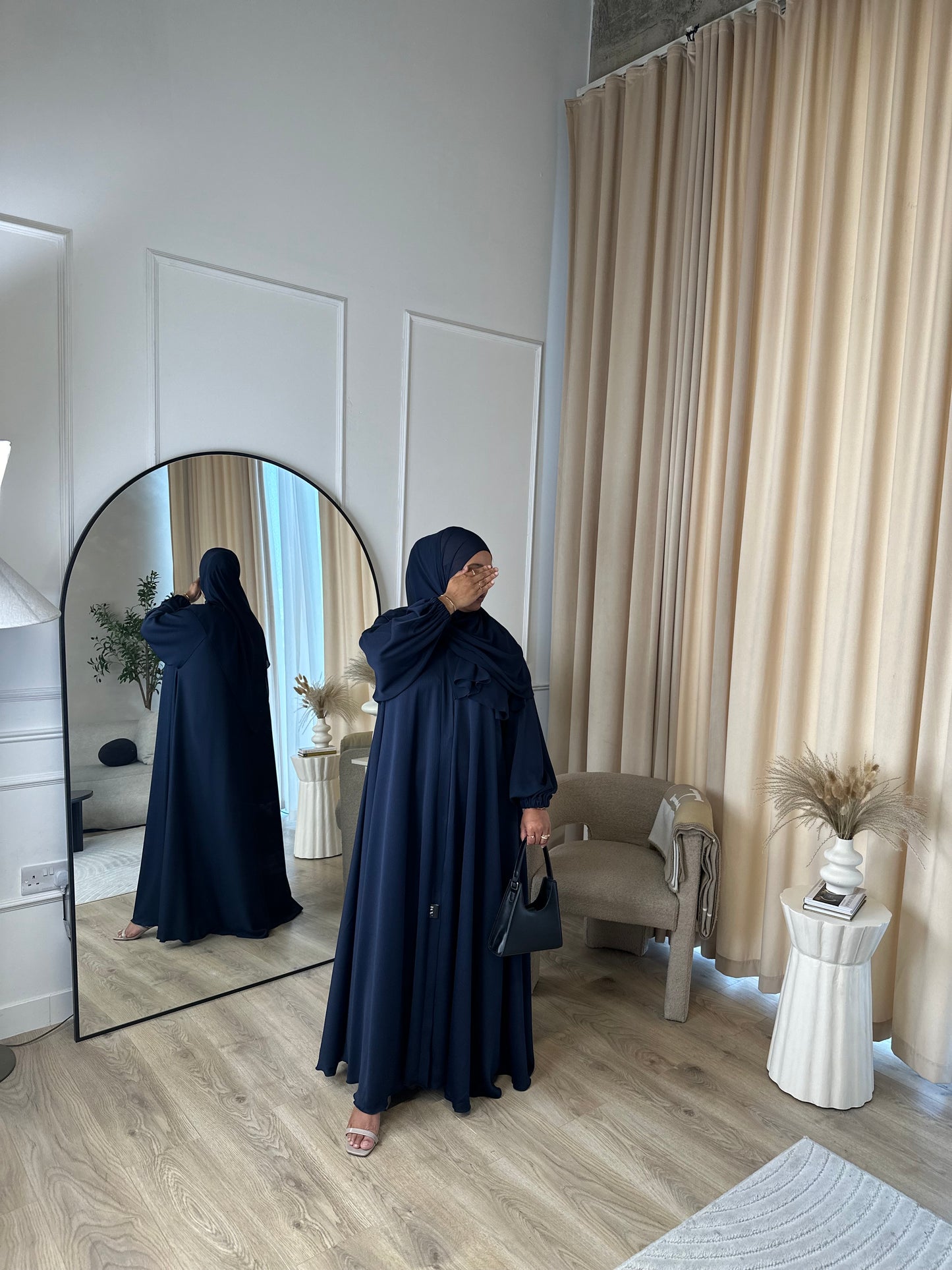 Liyana - Flowy open abaya with cuffed sleeves (Navy)